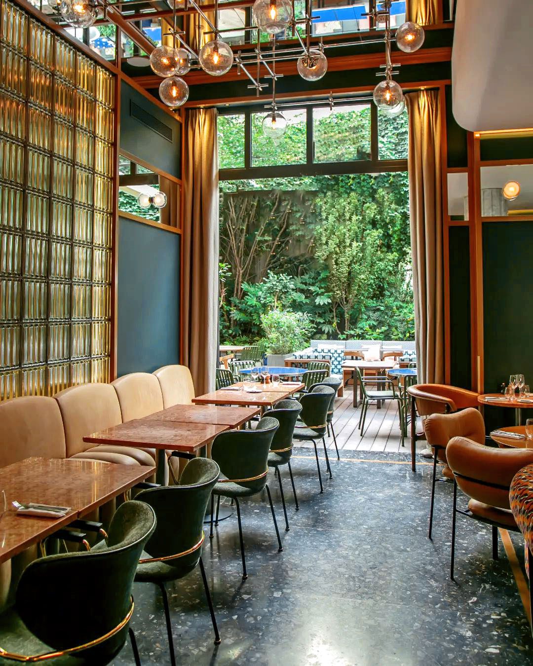 Salle de restaurant à Le Ballu à Paris