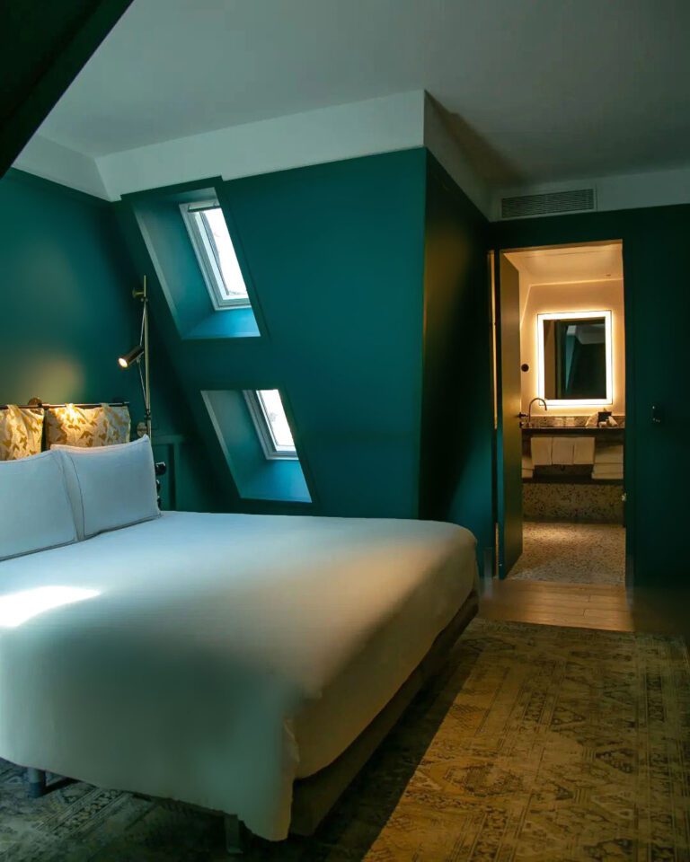 Chambre turquoise à Le Ballu à Paris