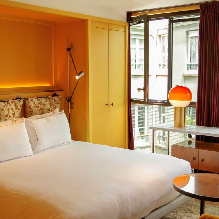 Chambre jaune à Le Ballu à Paris