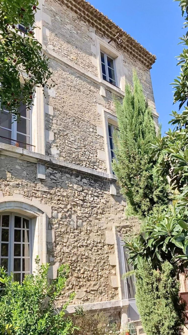 le posterlon cover facade