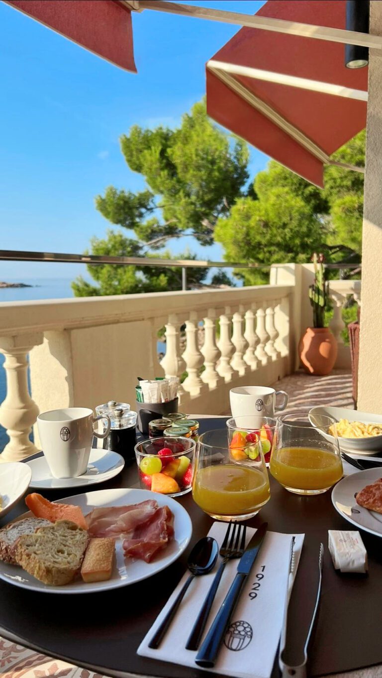 le splendid bandol cover petit dejeuner