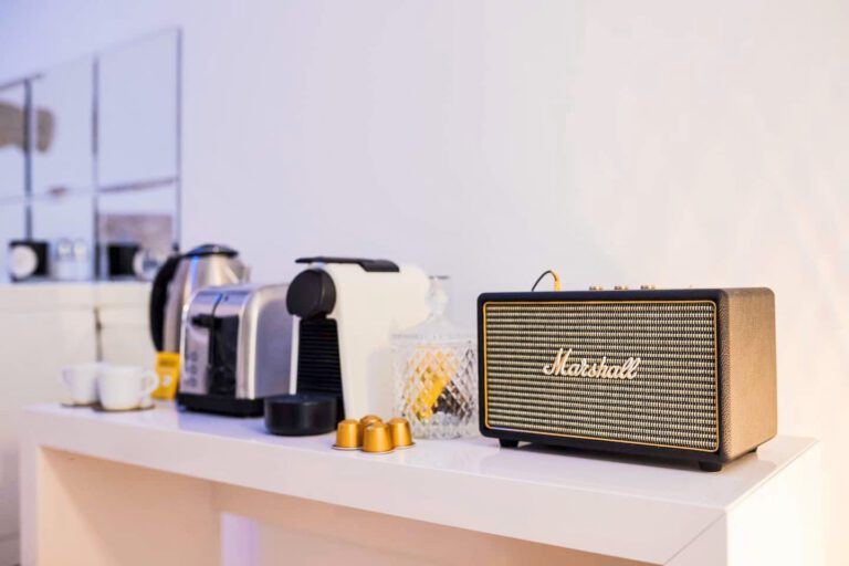 Machine à café et enceinte aux Précieuses Suites à Avignon en Provence