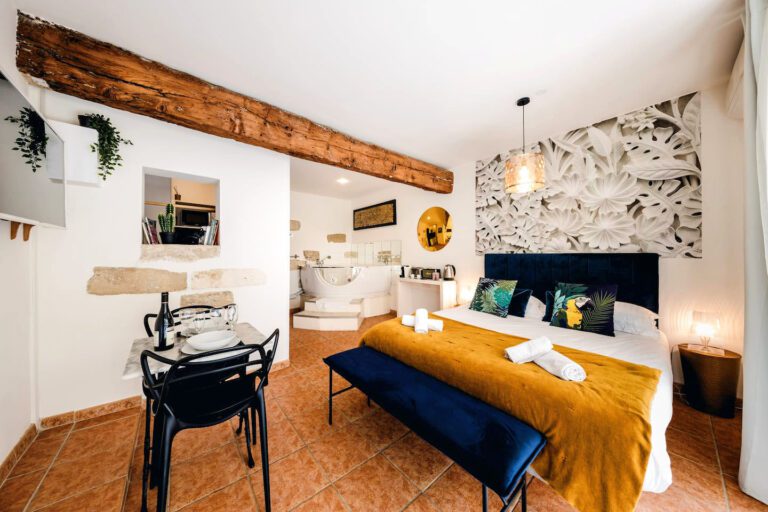 Suite jaune aux Précieuses Suites à Avignon en Provence