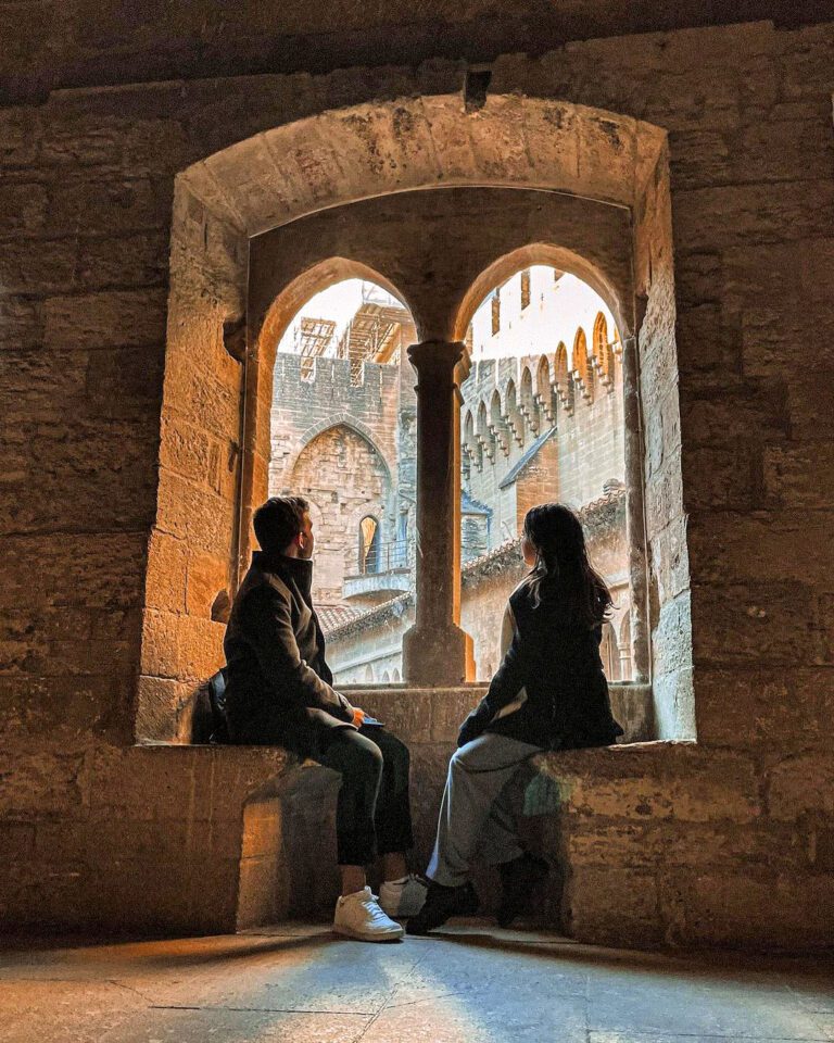 Couple au Palais des Papes des Précieuses Suites à Avignon en Provence