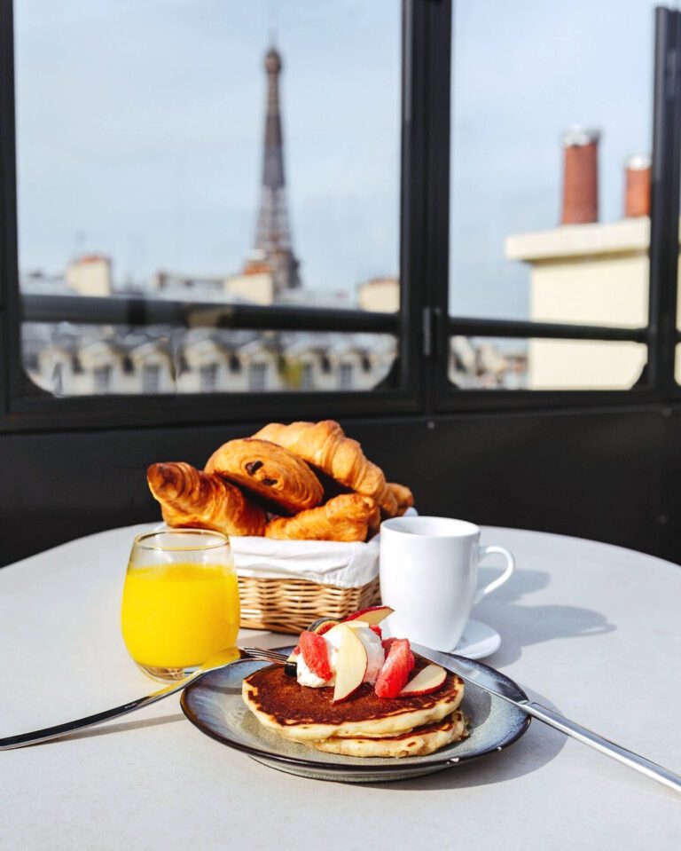 Petit déjeuner avec vue au Rayz Eiffel à Paris