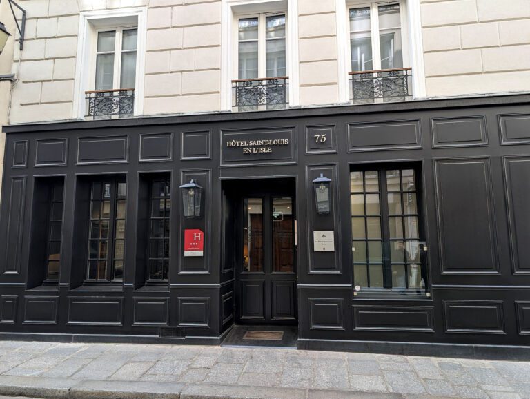 Façade de l'hôtel Saint-Louis-en-l'Isle près de Notre-Dame à Paris