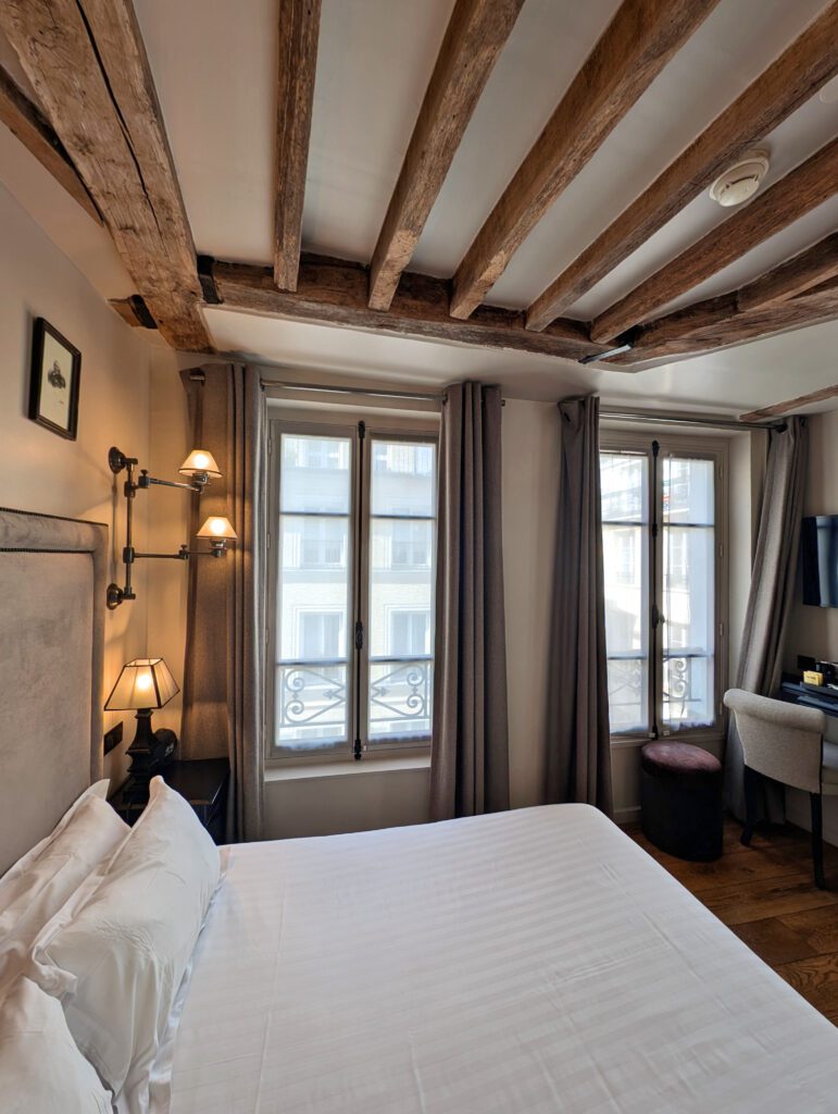 Chambre avec poutres apparentes à l'hôtel Saint-Louis-en-l'Isle près de Notre-Dame à Paris