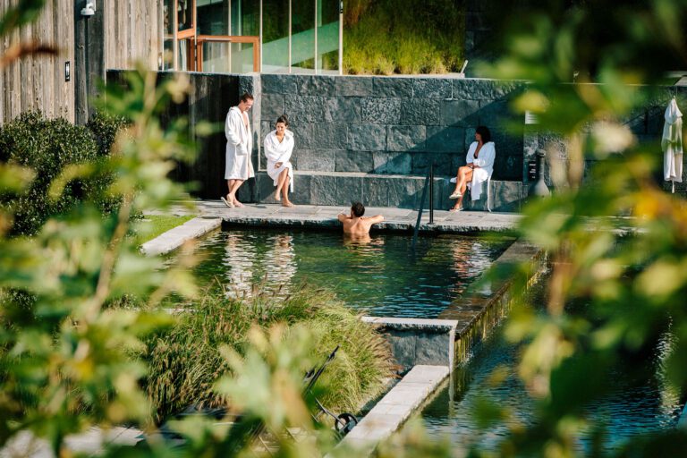 Piscine extérieure au Waer Waters Spa Hotel près de Bruxelles