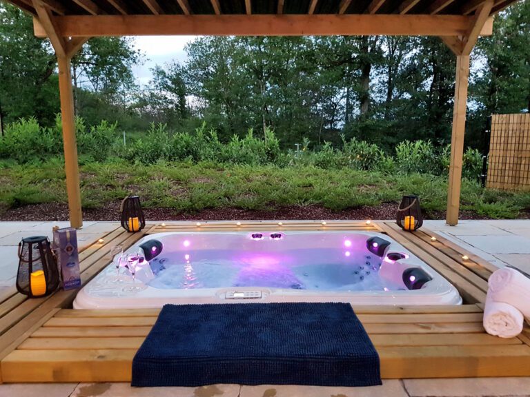 Jacuzzi extérieur de la Suite Forest à Bonzen à Durbuy