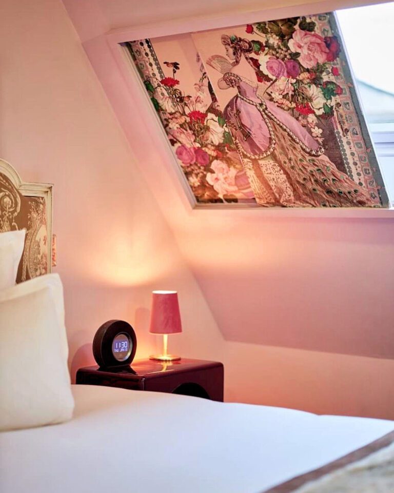 Chambre rose Hôtel du Petit Moulin à Paris