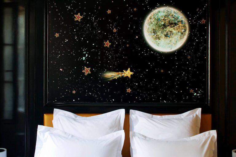 Tête de lit dans les étoiles Hôtel du Petit Moulin à Paris