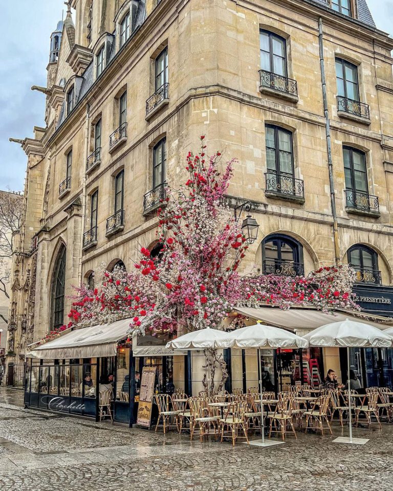 Facade fleurie Hôtel Le Presbytère à Paris