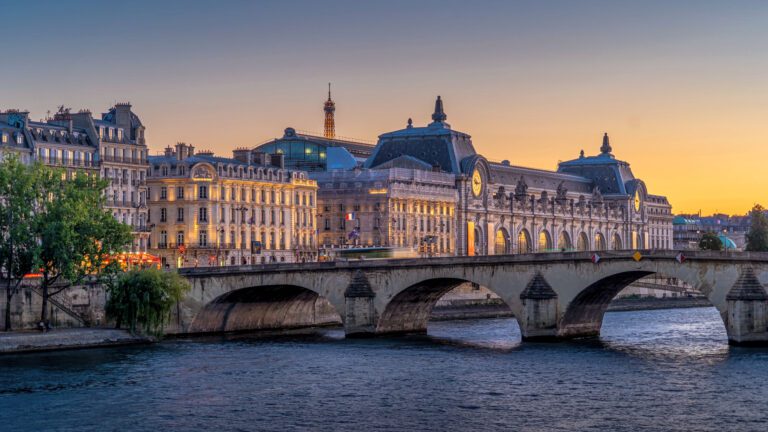 Musée d'Orsay vue depuis la Seine à l'Hôtel Paradiso à Paris