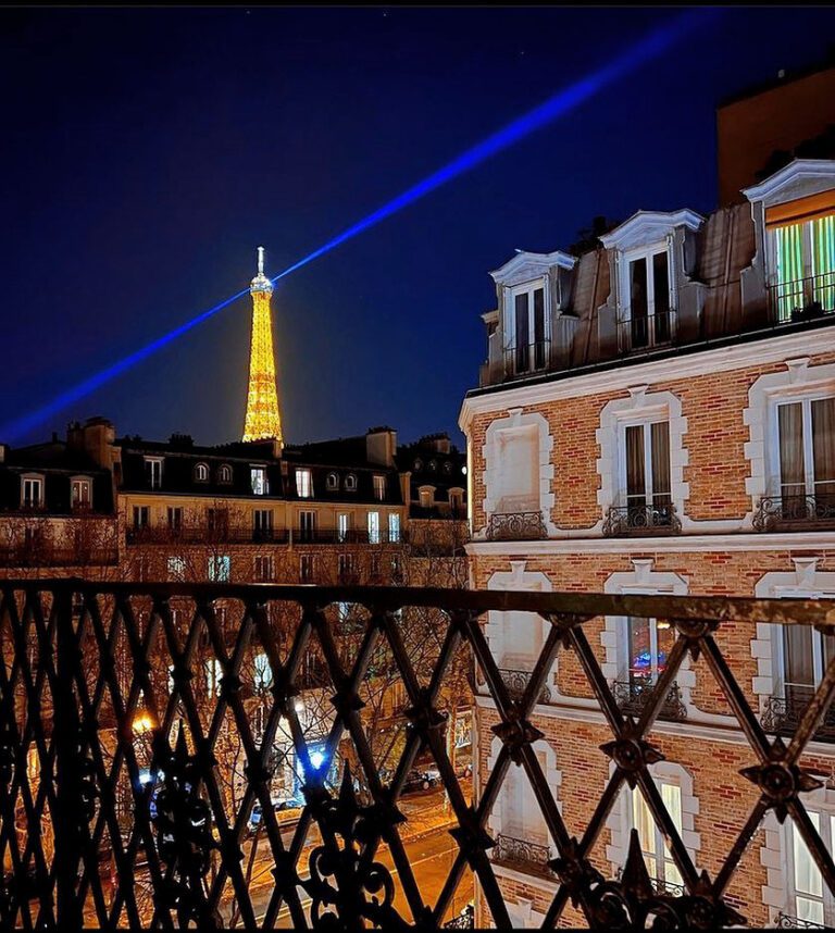 Tour Eiffel illuminée à Hôtel Relais Bosquet à Paris