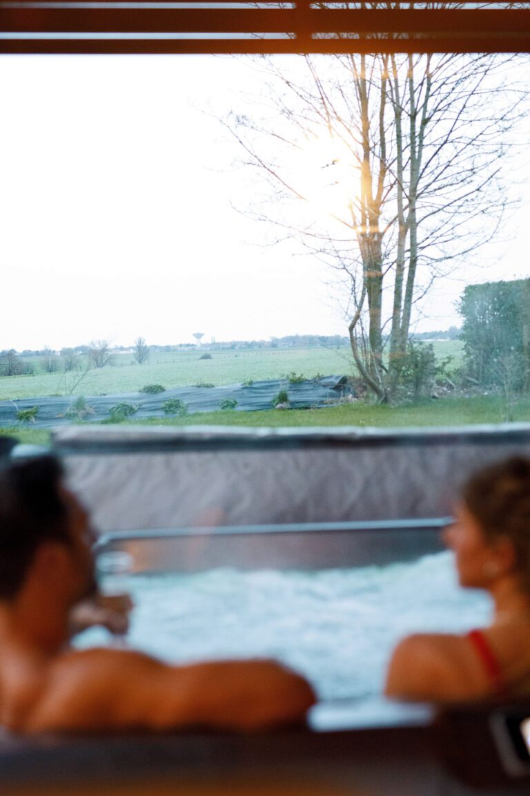 Moment romantique dans le jacuzzi à El nido Malaika près de Monts