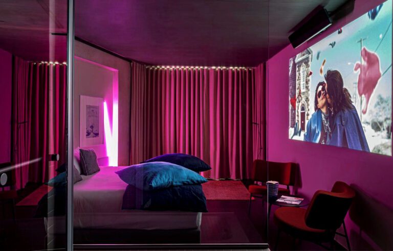 Chambre rose à l'Hôtel Paradiso à Paris