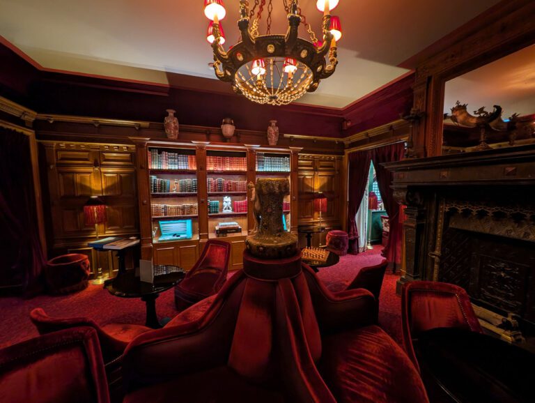 Bar à l'ambiance capiteuse et élégante à la Maison Souquet à Paris