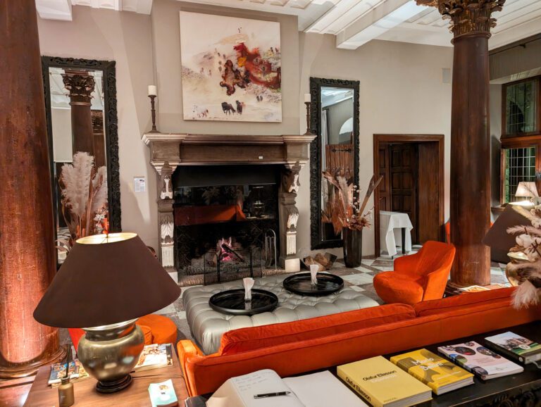 Salon avec cheminée au Manoir des Lébioles près de Spa