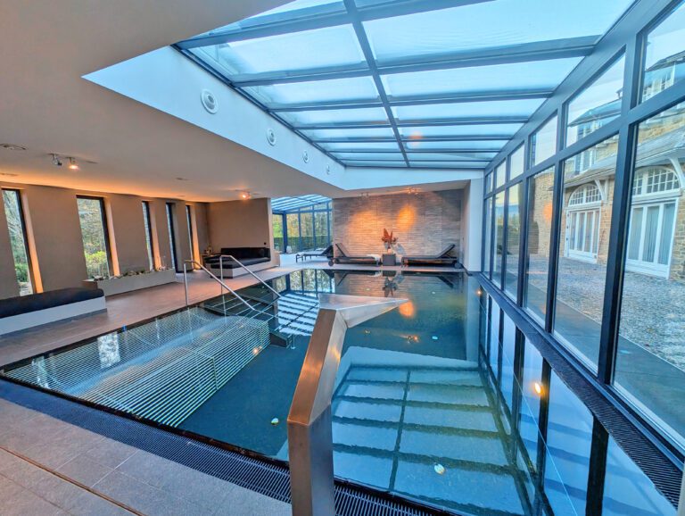Piscine intérieure au Manoir des Lébioles près de Spa
