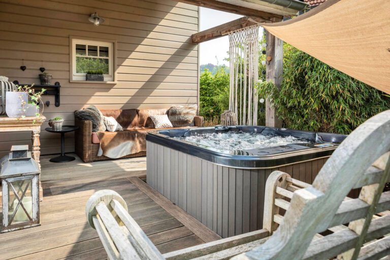 Jacuzzi sur la terrasse à Du côté de chez Jeanne à Verviers