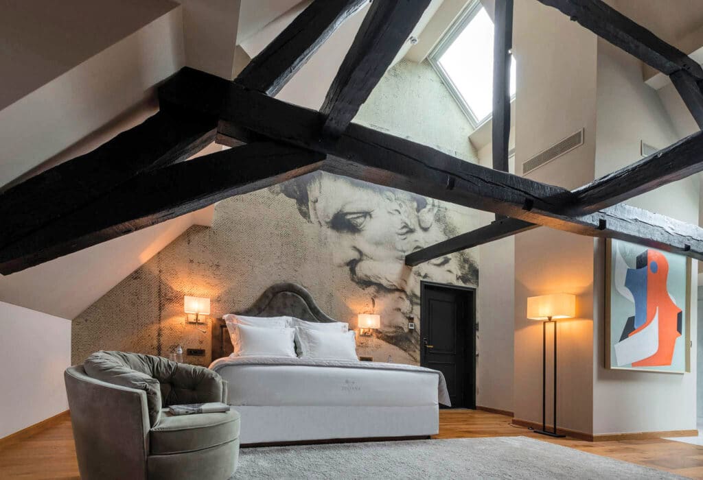 Chambre avec poutres apparentes à Hôtel Juliana à Bruxelles