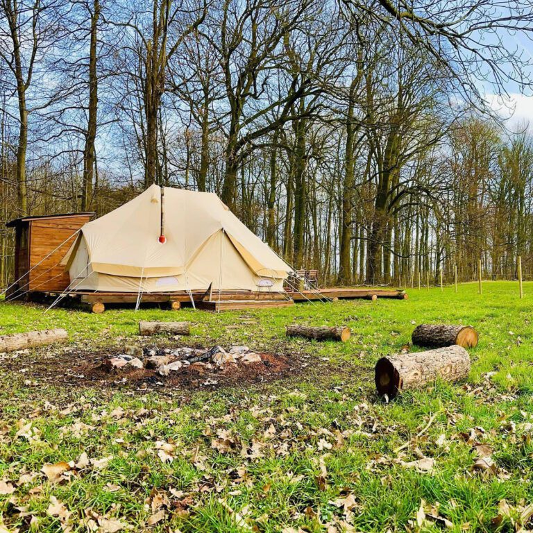 Feu près de la tente à Latibule à Namur en Belgique