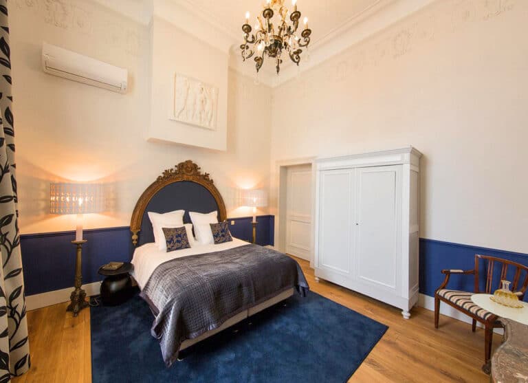 Chambre bleue à Louise sur Cour à Bruxelles