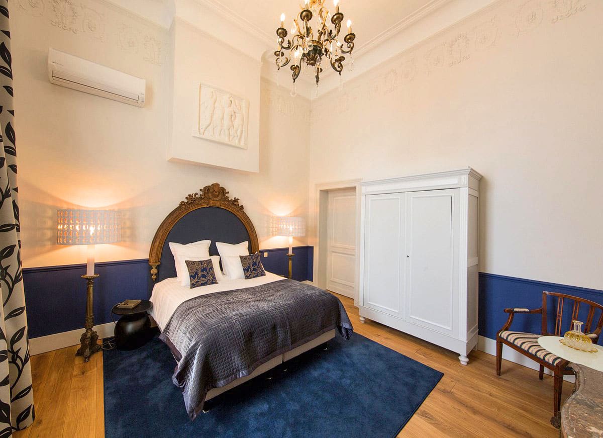 Chambre bleue à Louise sur Cour à Bruxelles