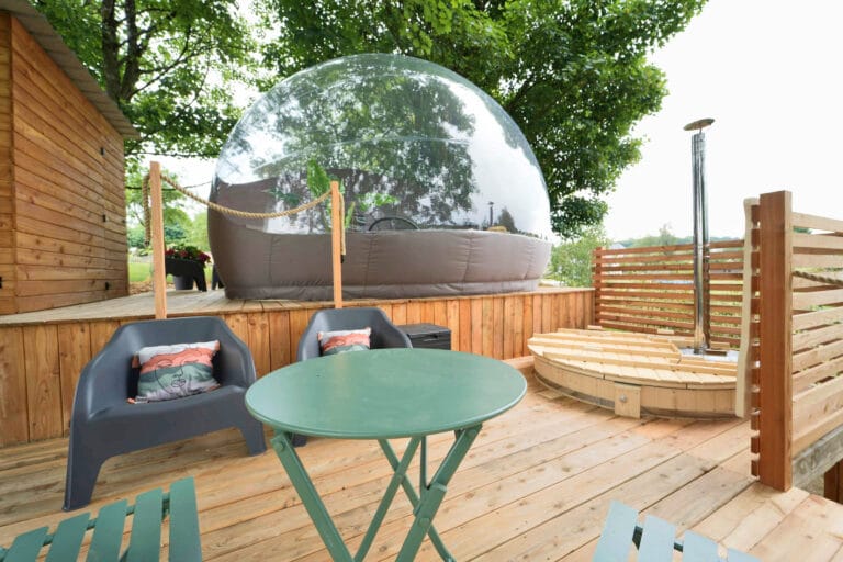 Bulle et bain nordique sur la terrasse à Etape Insolite dans les Ardenne Belge