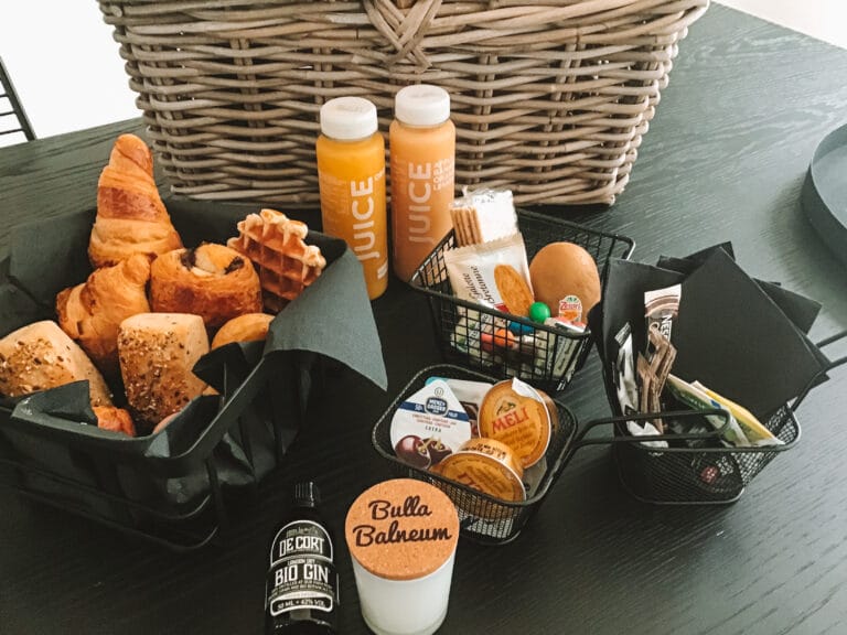 Petit-déjeuner gourmand servi au chalet Bulla Balneum à Pepingen