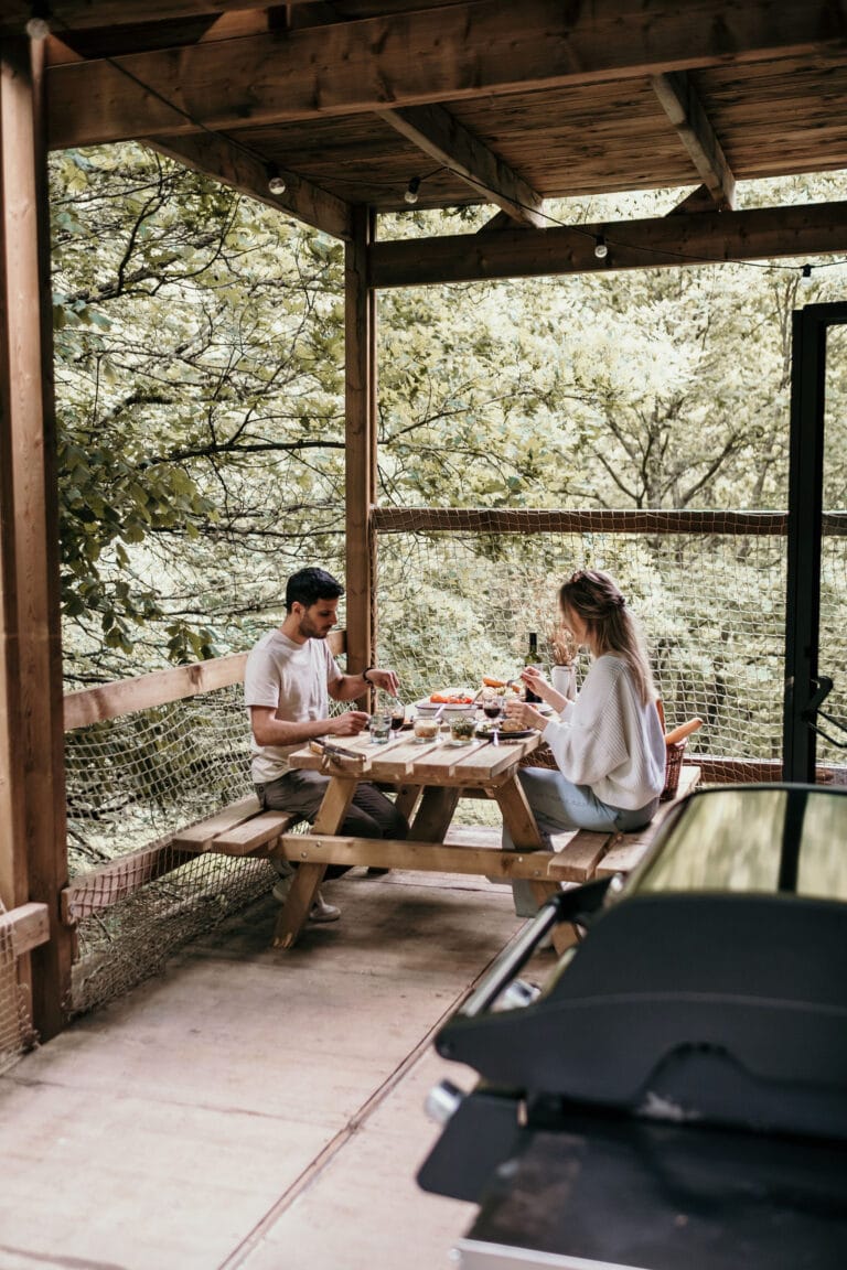 Couple sur la terrasse aux cabanes Nutchel dans les Ardennes