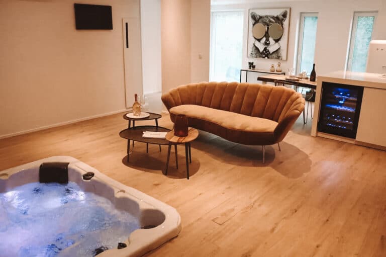 Salon avec jacuzzi chez Casa Honey