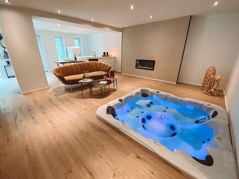 Cuisine équipée et salon avec jacuzzi et feu ouvert chez Casa Hoeny