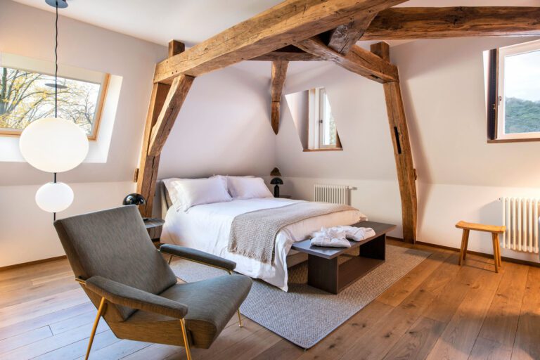 Chambre avec poutres apparentes du Château de Wallerand