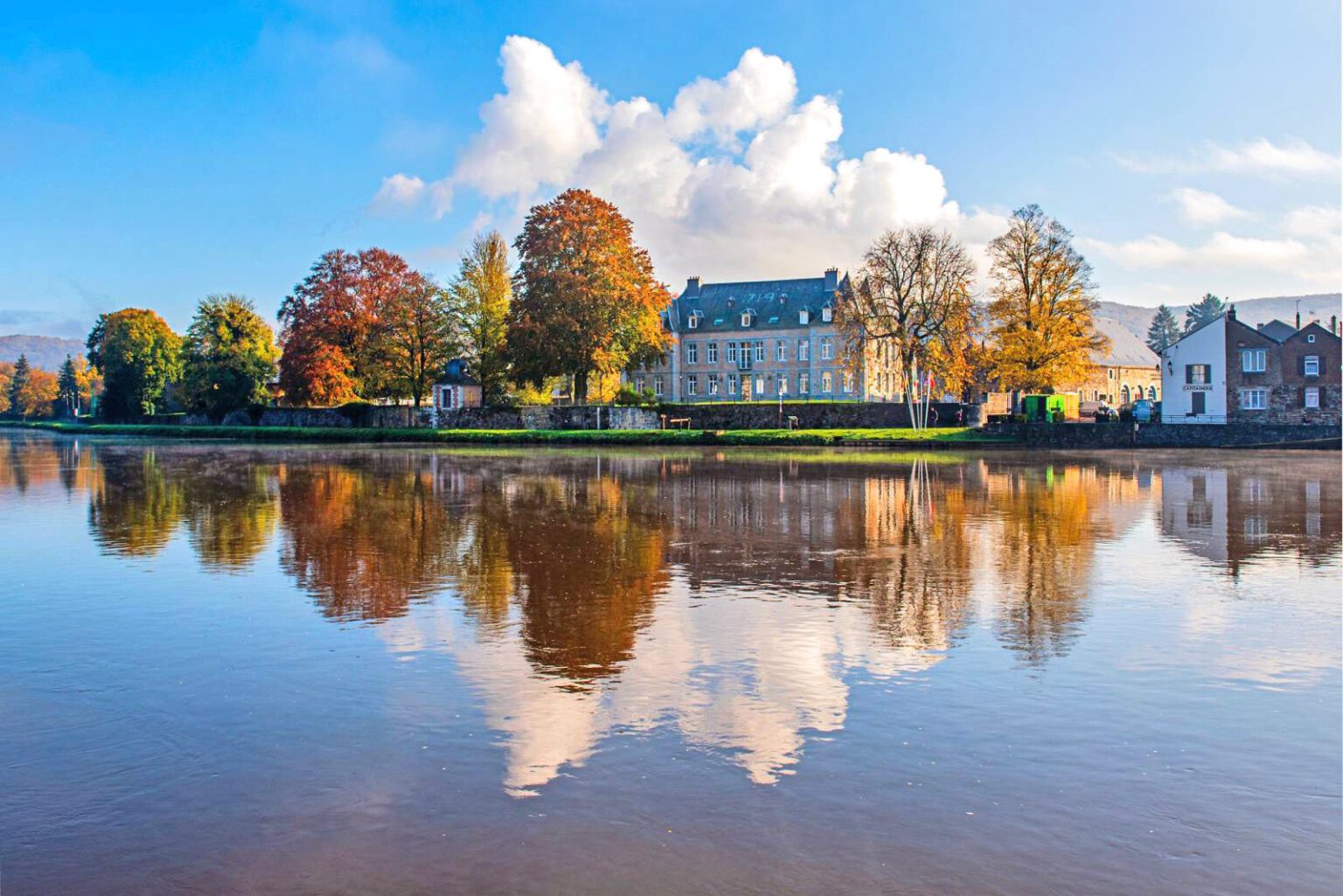 Château de Wallerand au bord de l'eau