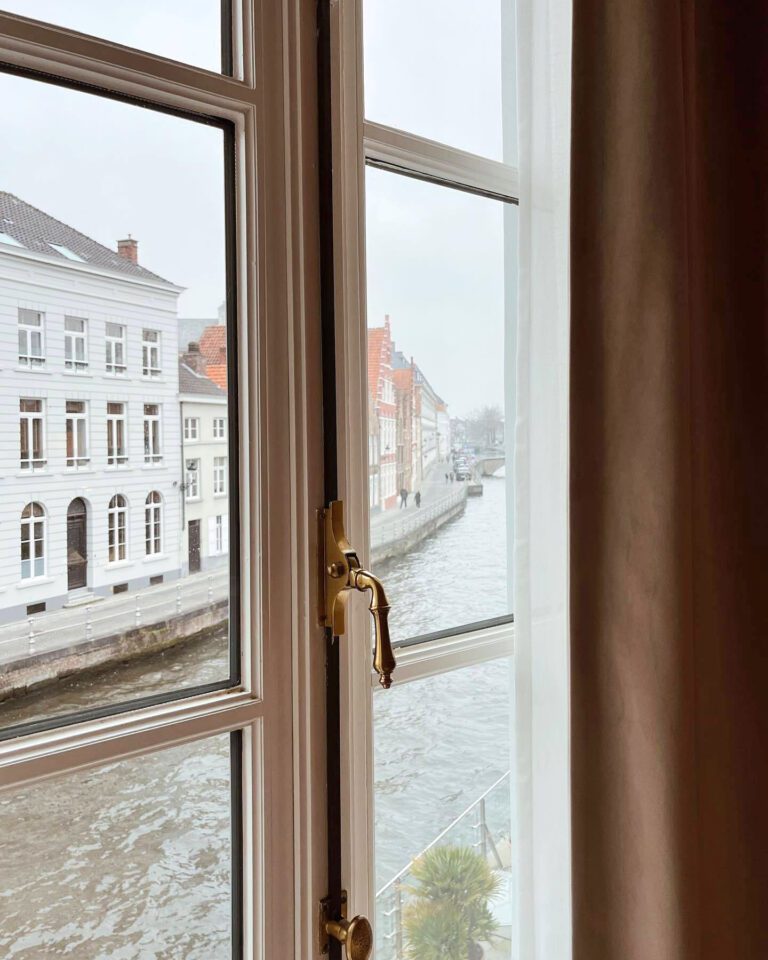 Vue sur le canal à l’hôtel Van Cleef à Bruges