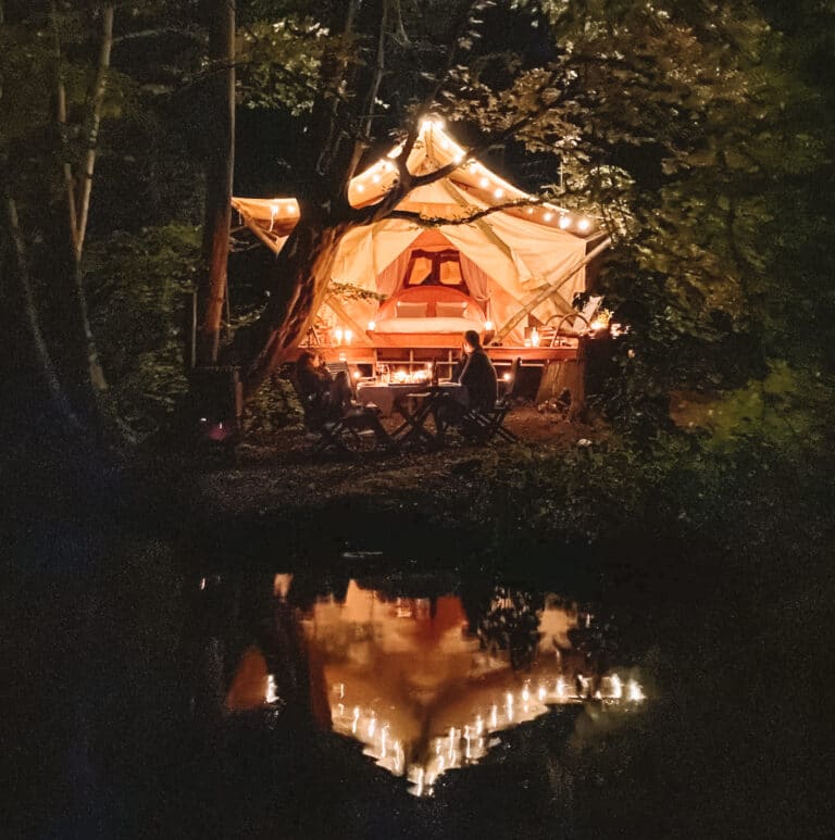 Tente Lakhota Glamping illuminée de nuit