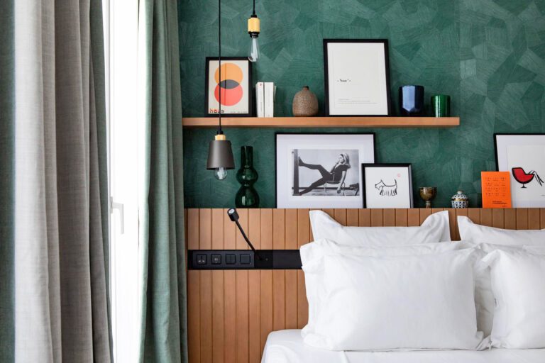 Tête de lit à la Maison Mère à Paris