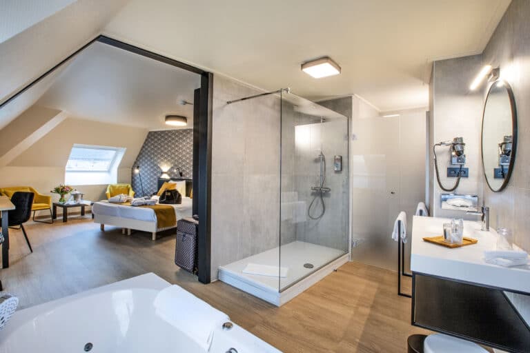 Salle de bain luxueuse au Quartier Latin à Marche en Famenne