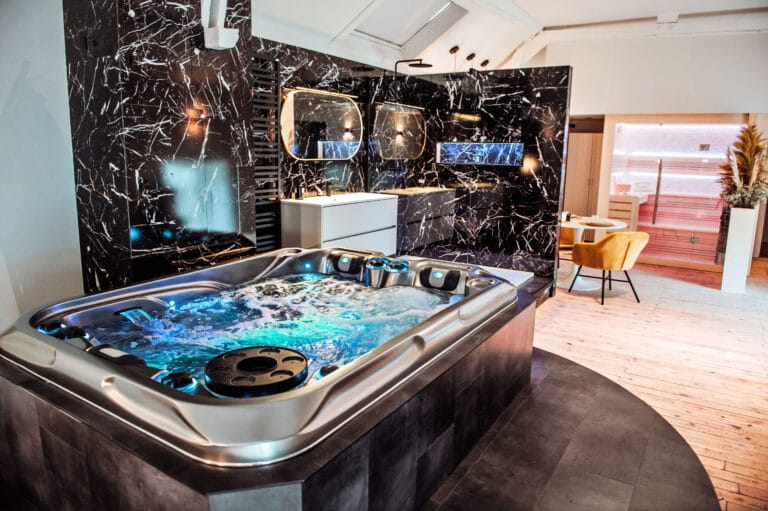 Jacuzzi et salle de bain à Quinze la Suite