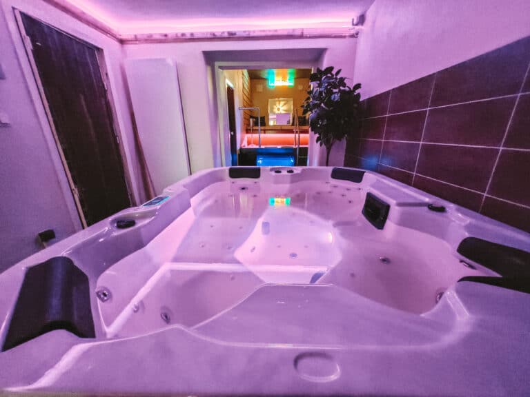 Grand jacuzzi privatif du Spa & Lounge