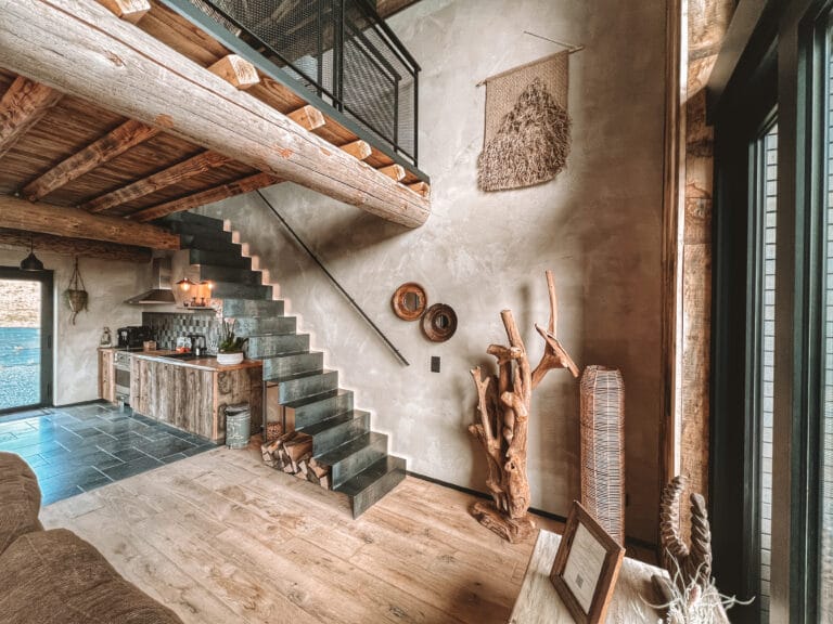 Cuisine équipée et escaliers menant à l'étage de la Suite 77
