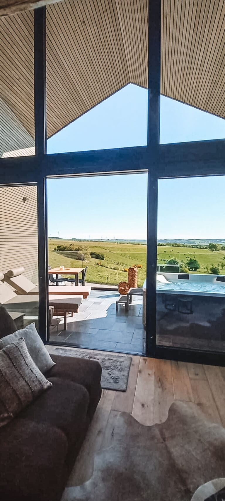 Vue sur la nature depuis l'intérieur de la Suite 77