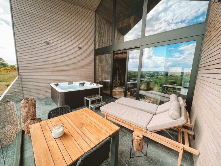 Terrasse privative avec jacuzzi de la Suite 77
