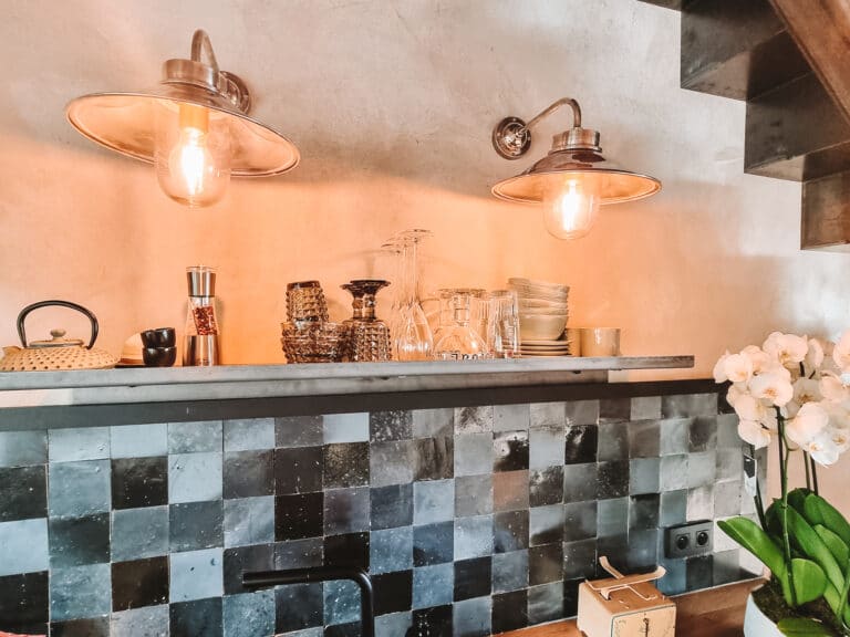 Cuisine équipée et vaisselle à la Suite 77