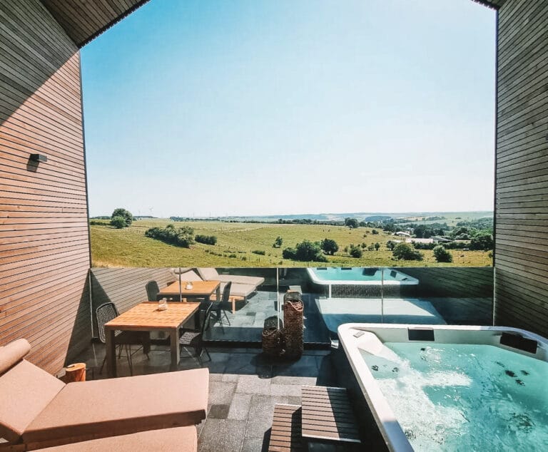 Terrasse de la Suite 77 avec jacuzzi et vue sur la vallée