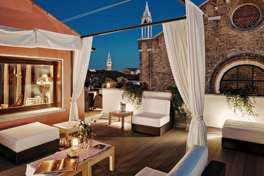 Terrasse de nuit à Bloom Boutique Design B&B à Venise en Italie