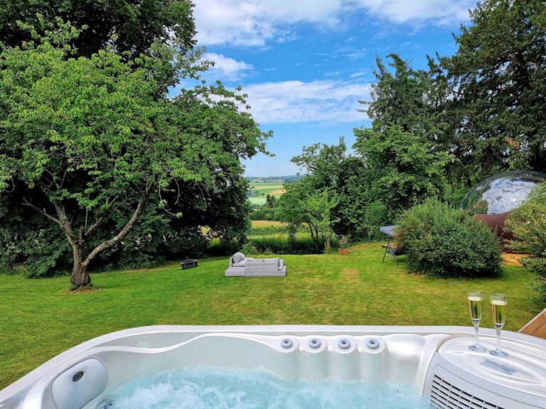 Jacuzzi avec vue à Bulle de Miel à Gesves