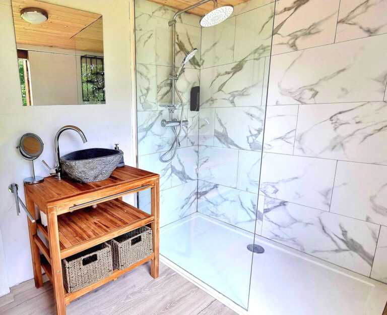 Salle de bain avec douche à l'italienne à Bulle de Miel à Gesves