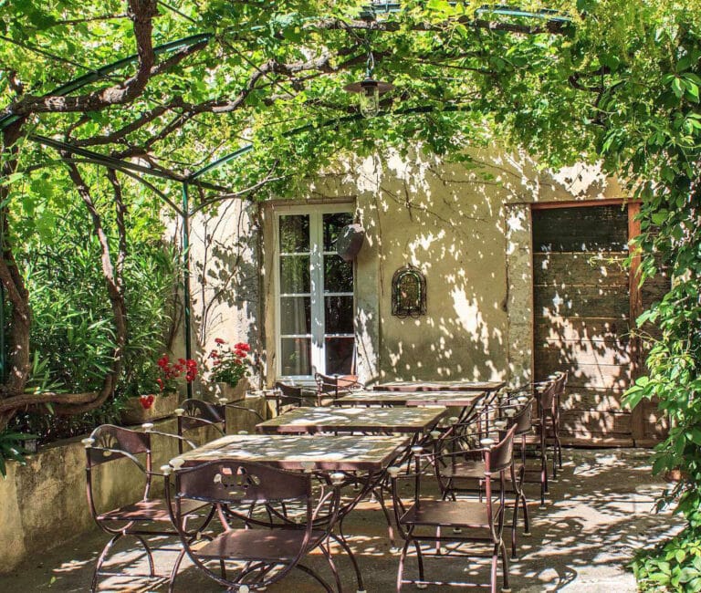 Tables extérieures au Domaine des Carmes & Spa près d'Avignon